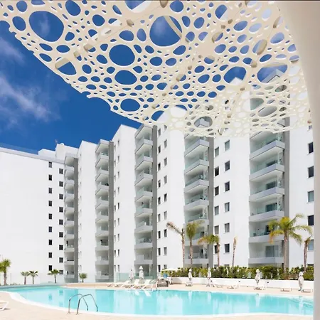 Poolside Escape דירה אדחה
