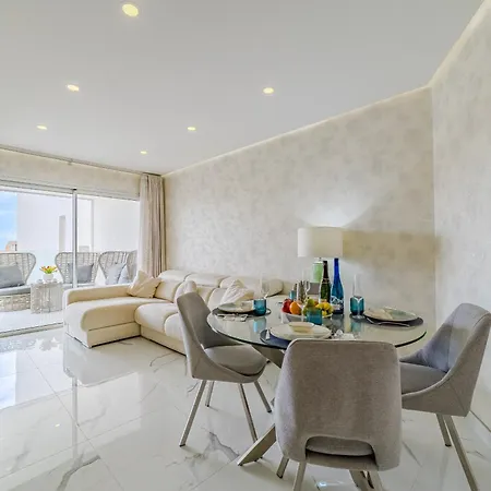Poolside Escape Apartman