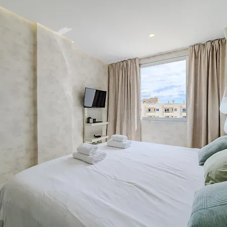 Apartment Poolside Escape *