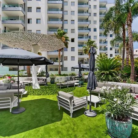 Poolside Escape - Airco & Heated Pool 아데제